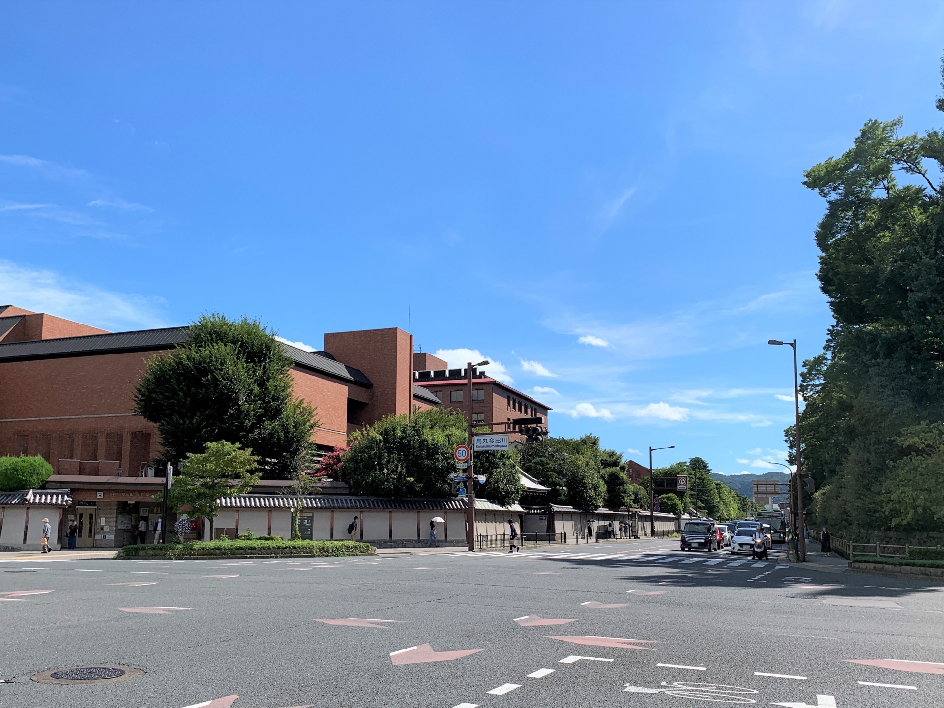 京都市上京区の交通の要所である烏丸今出川交差点の様子