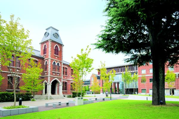 上京区の活気を支える同志社大学今出川キャンパスのレンガ造りの校舎